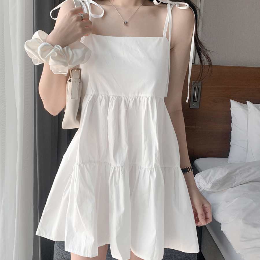 Мини-платье с ярусной юбкой на тонких бретелях