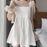 Мини-платье с ярусной юбкой на тонких бретелях