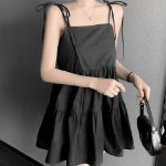 Мини-платье с ярусной юбкой на тонких бретелях