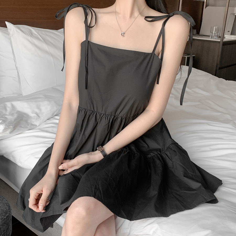 Мини-платье с ярусной юбкой на тонких бретелях