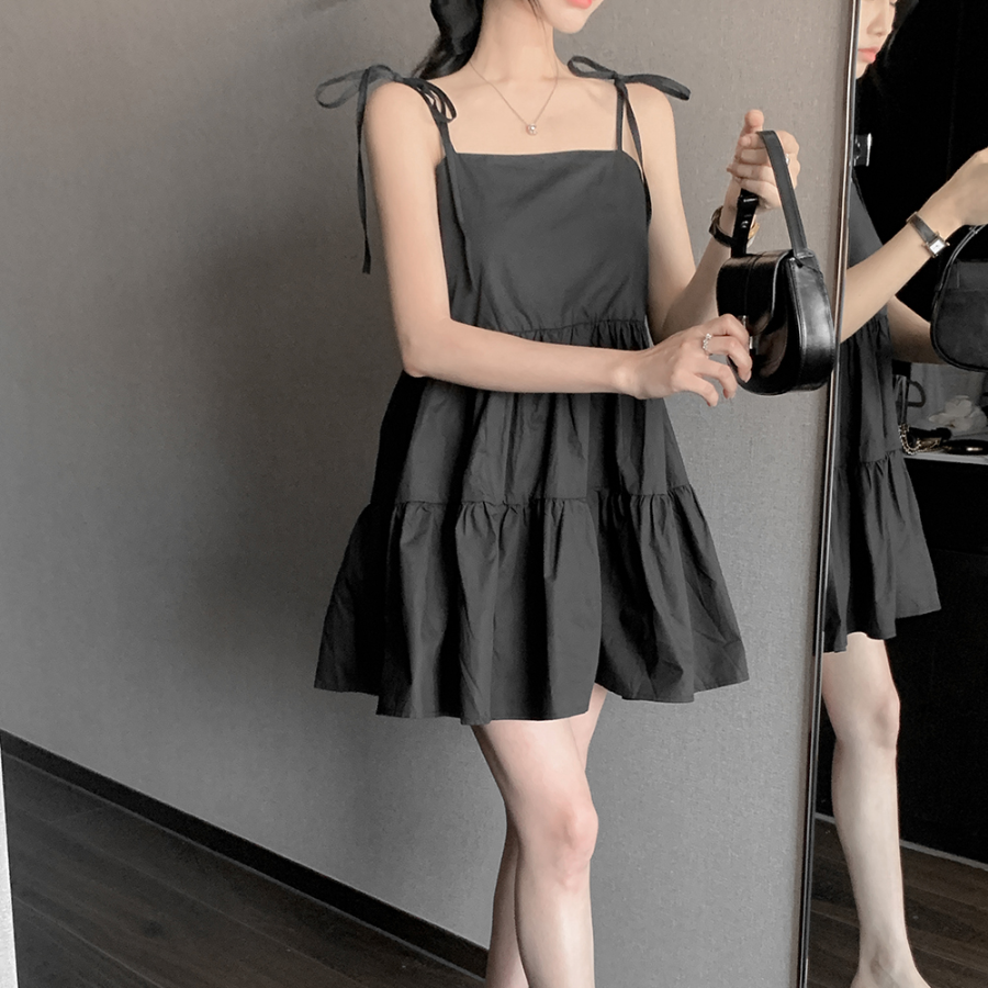 Мини-платье с ярусной юбкой на тонких бретелях