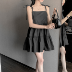 Мини-платье с ярусной юбкой на тонких бретелях