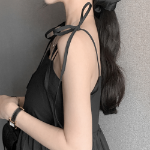 Мини-платье с ярусной юбкой на тонких бретелях