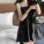 Мини-платье с ярусной юбкой на тонких бретелях