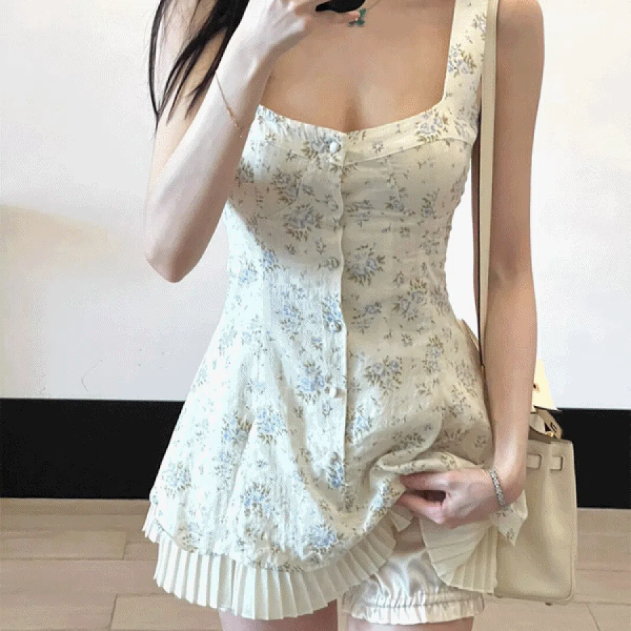 Приталенное мини-платье без рукавов с цветочным принтом и складками — комплект с шелковистыми шортами