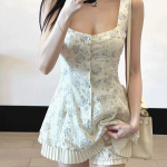 Приталенное мини-платье без рукавов с цветочным принтом и складками — комплект с шелковистыми шортами