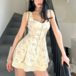 Приталенное мини-платье без рукавов с цветочным принтом и складками — комплект с шелковистыми шортами