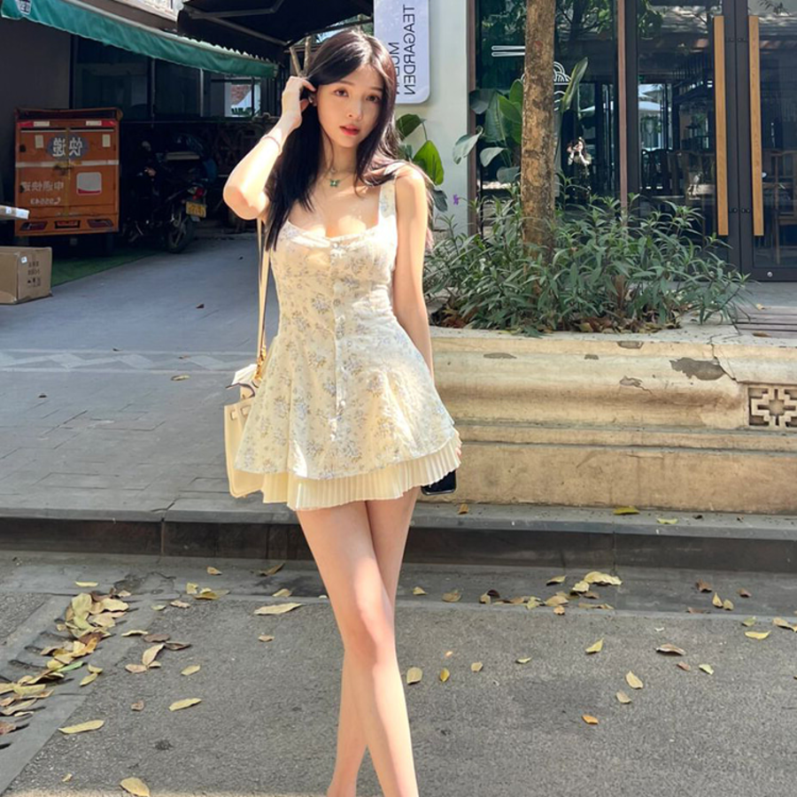 Приталенное мини-платье без рукавов с цветочным принтом и складками — комплект с шелковистыми шортами