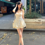 Приталенное мини-платье без рукавов с цветочным принтом и складками — комплект с шелковистыми шортами