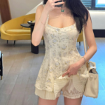 Приталенное мини-платье без рукавов с цветочным принтом и складками — комплект с шелковистыми шортами