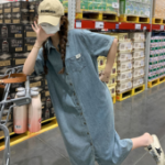 Джинсовое платье с отложным воротником и короткими рукавами