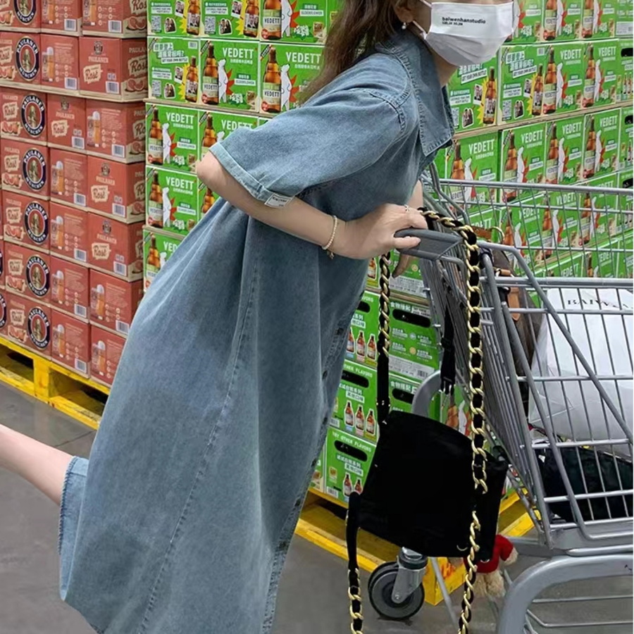 Джинсовое платье с отложным воротником и короткими рукавами