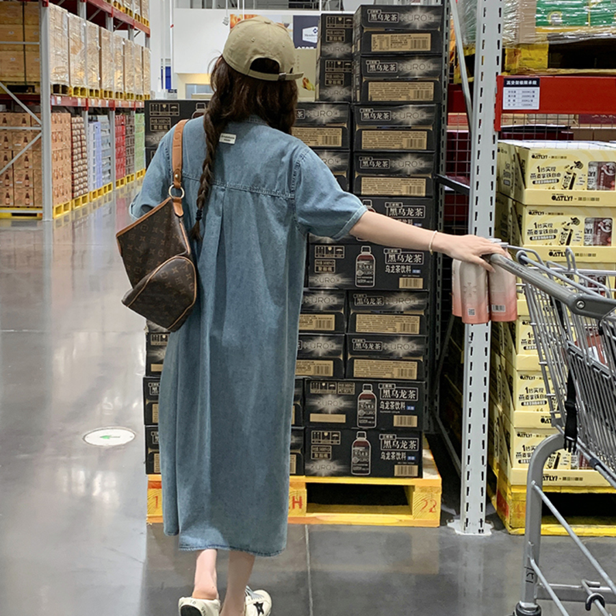 Джинсовое платье с отложным воротником и короткими рукавами