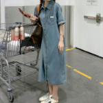 Джинсовое платье с отложным воротником и короткими рукавами