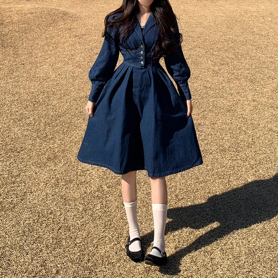 Джинсовое миди-платье с подчёркнутой талией и двойным воротником