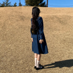 Джинсовое миди-платье с подчёркнутой талией и двойным воротником