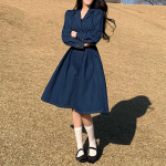 Джинсовое миди-платье с подчёркнутой талией и двойным воротником