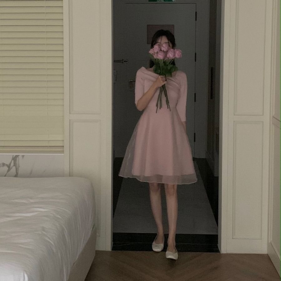 Платье с асимметричной юбкой из органзы и фатина