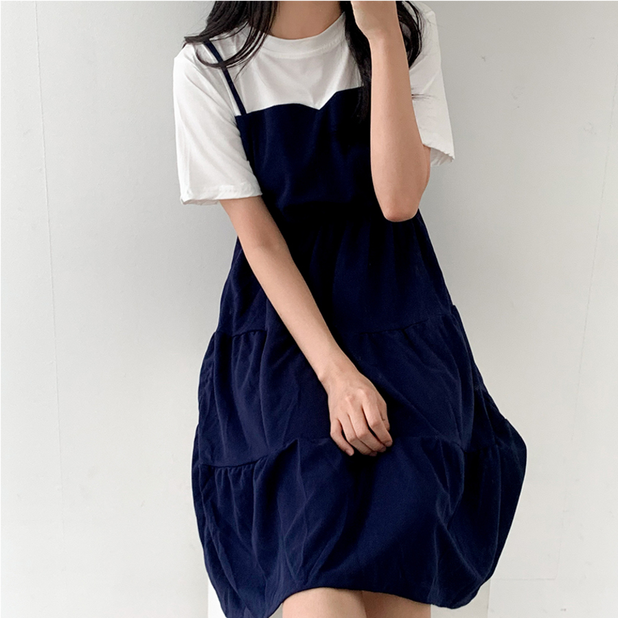 Платье с короткими рукавами и плиссировкой