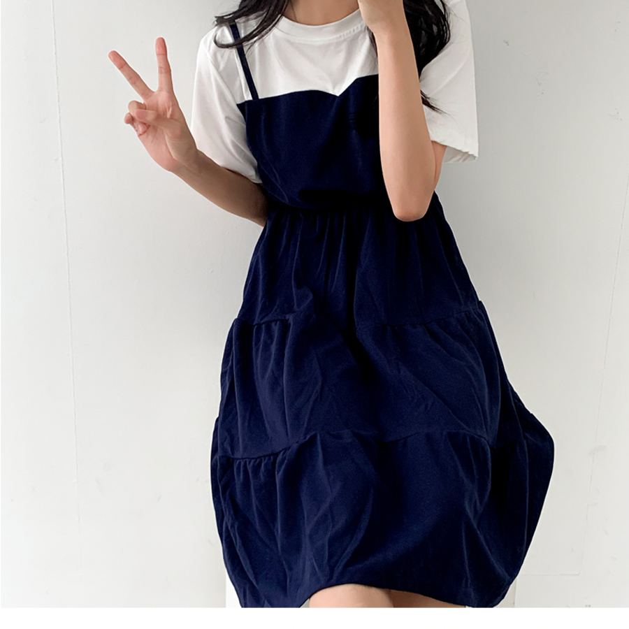 Платье с короткими рукавами и плиссировкой