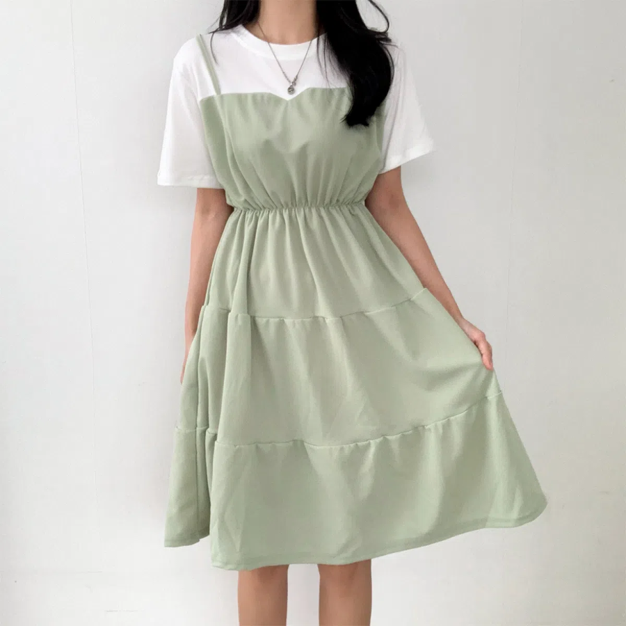 Платье с короткими рукавами и плиссировкой