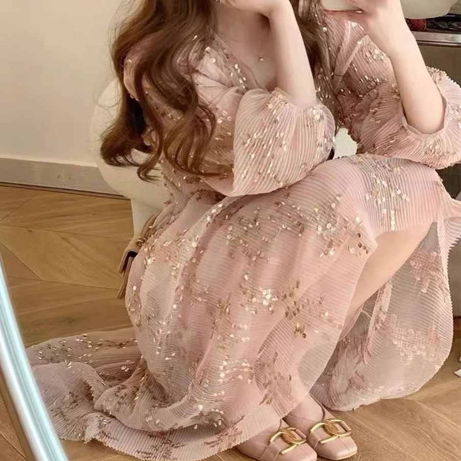 Женственное блестящее платье