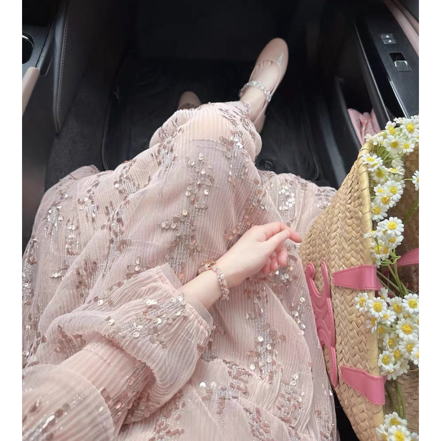 Женственное блестящее платье