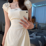 Платье с квадратным вырезом и оборками