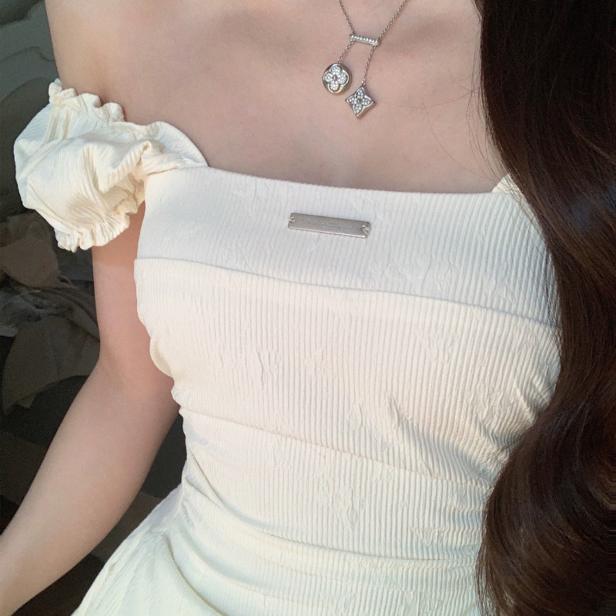 Платье с квадратным вырезом и оборками