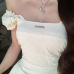 Платье с квадратным вырезом и оборками