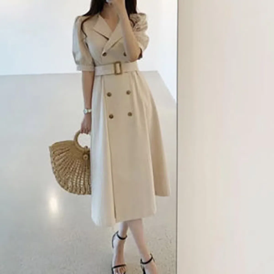 Длинное платье с отложным воротником, пышными рукавами и поясом