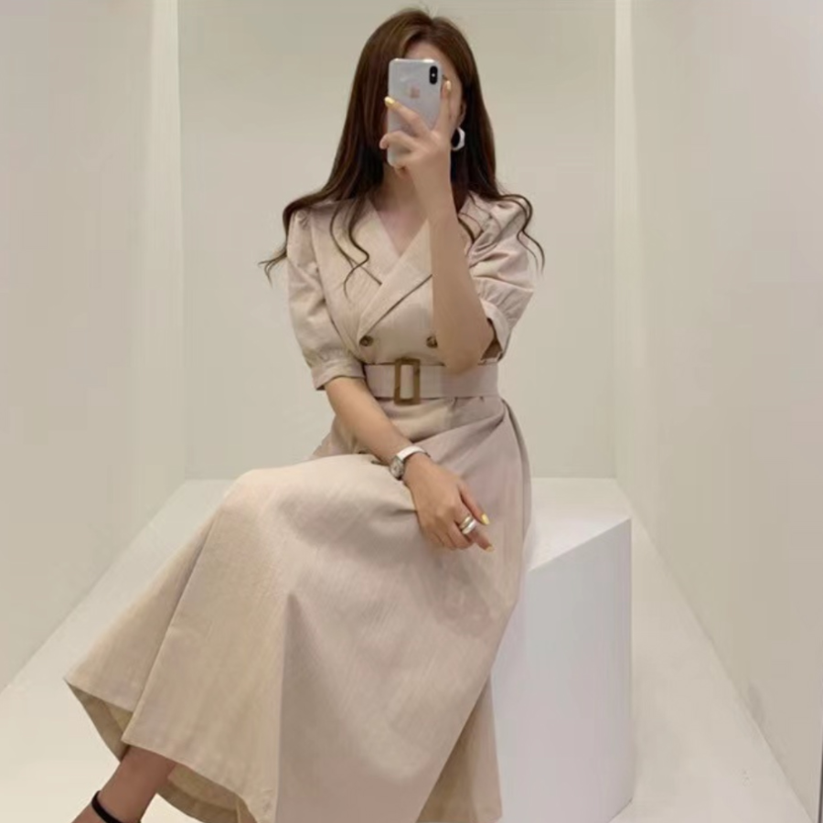 Длинное платье с отложным воротником, пышными рукавами и поясом