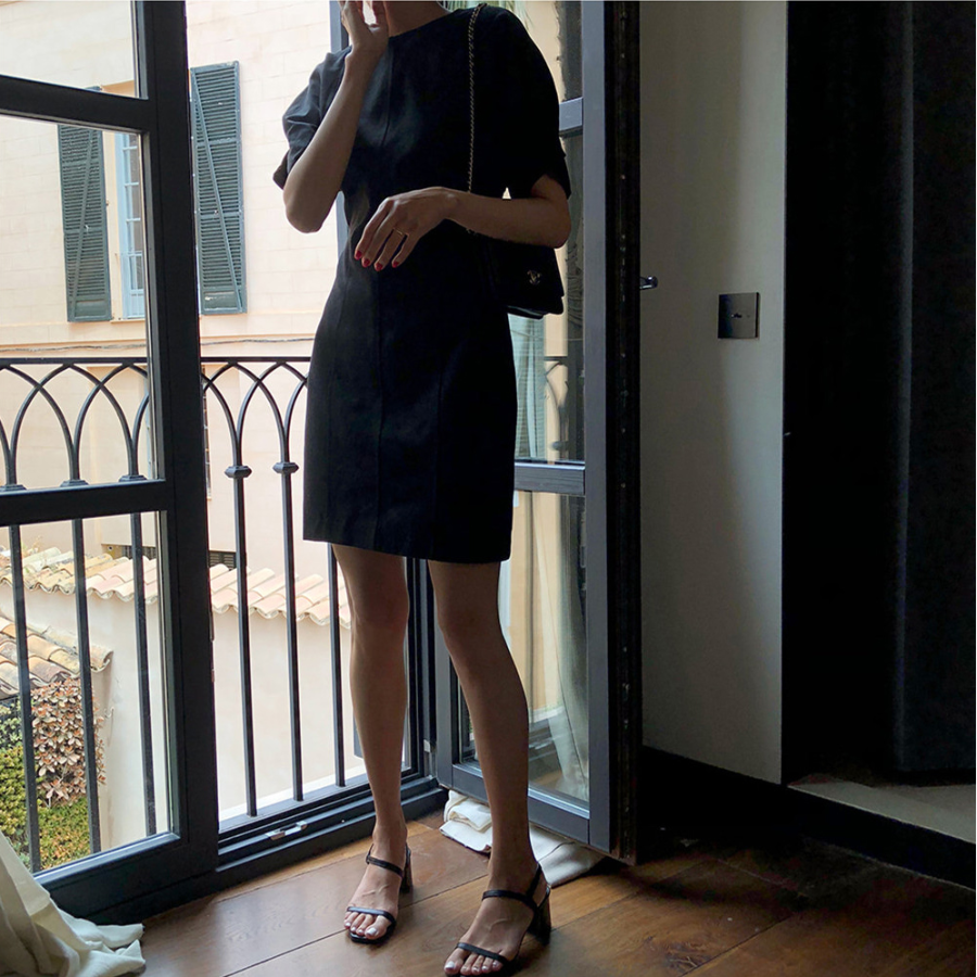 Льняное платье с короткими рукавами