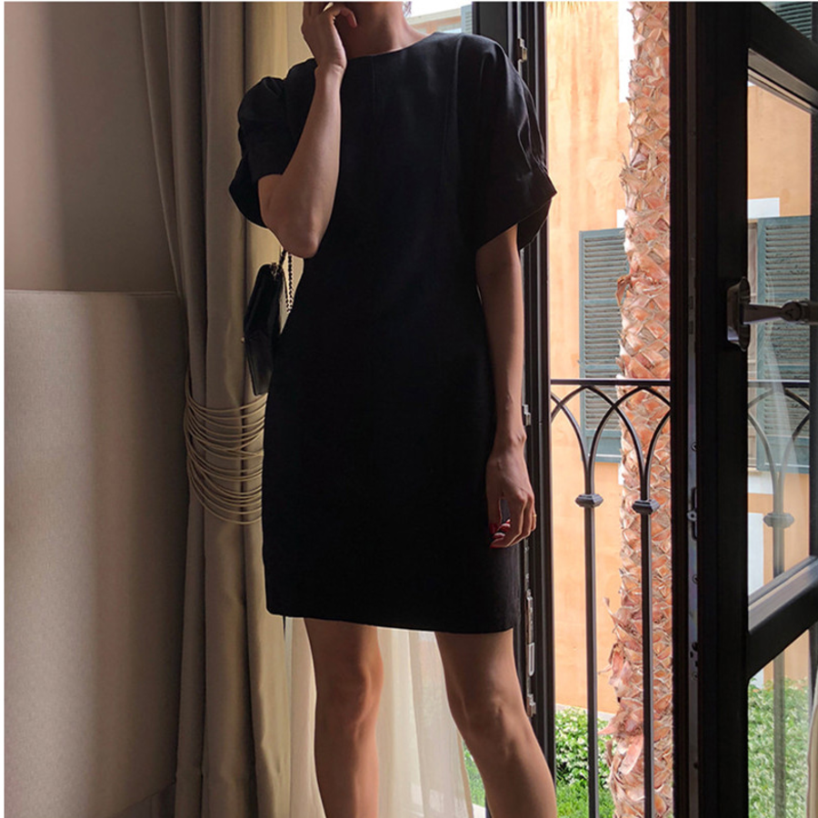 Льняное платье с короткими рукавами