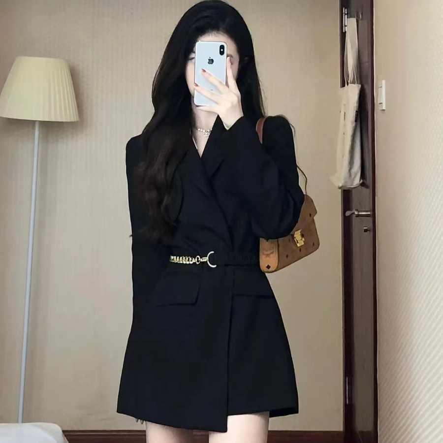 Чёрное приталенное мини-платье с поясной цепочкой