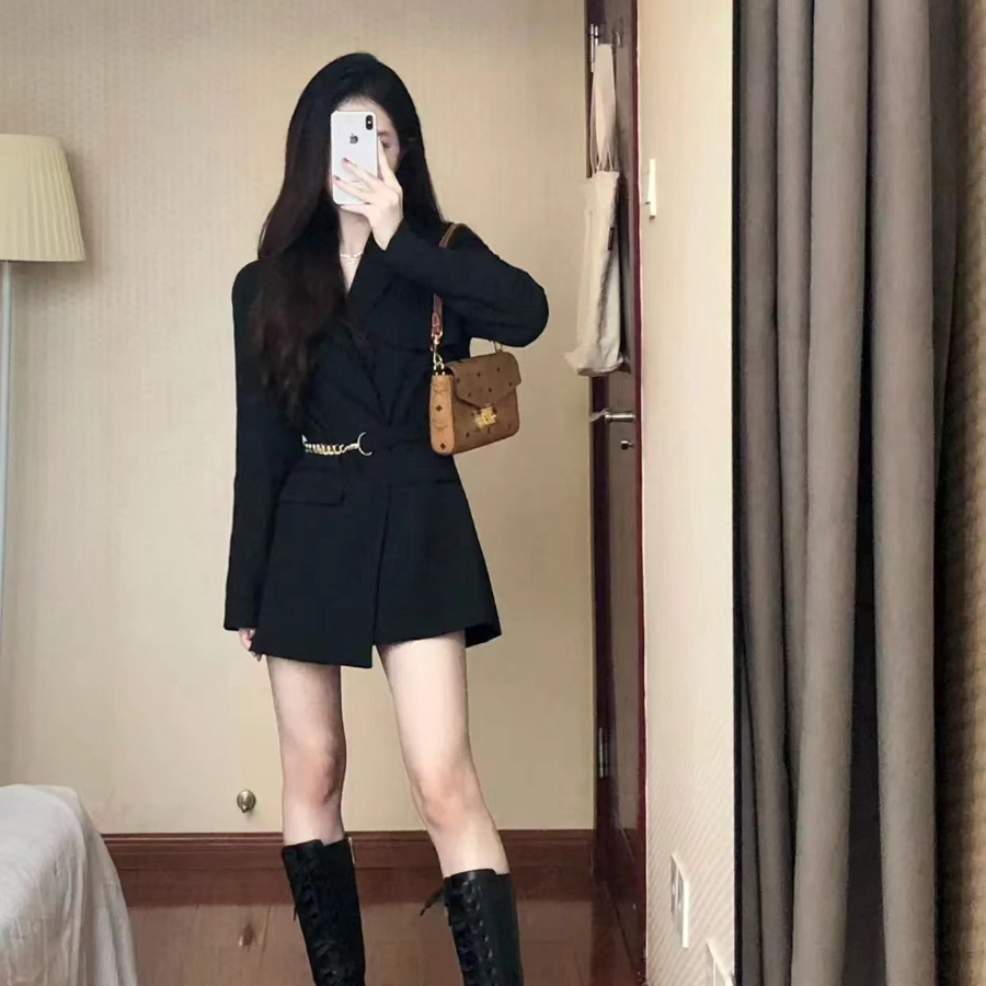 Чёрное приталенное мини-платье с поясной цепочкой