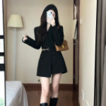 Чёрное приталенное мини-платье с поясной цепочкой