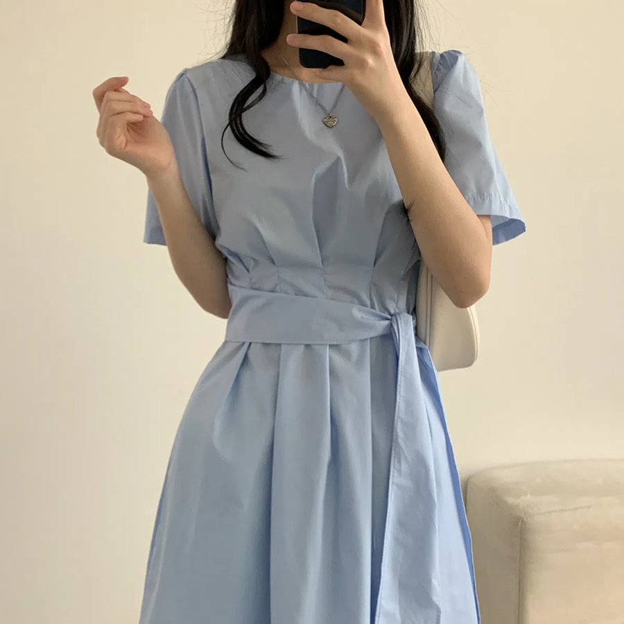 Платье с пинтами и расклешённым подолом