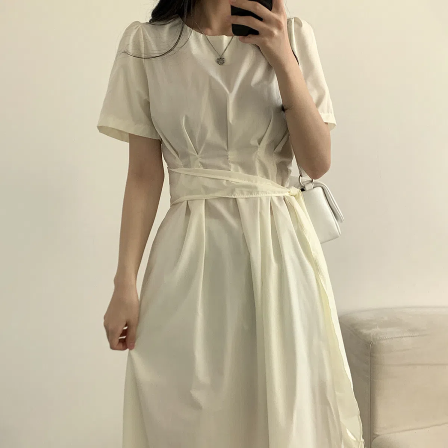 Платье с пинтами и расклешённым подолом