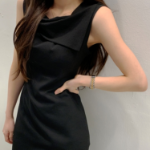 Льняное миди-платье с воротником и приталенным силуэтом