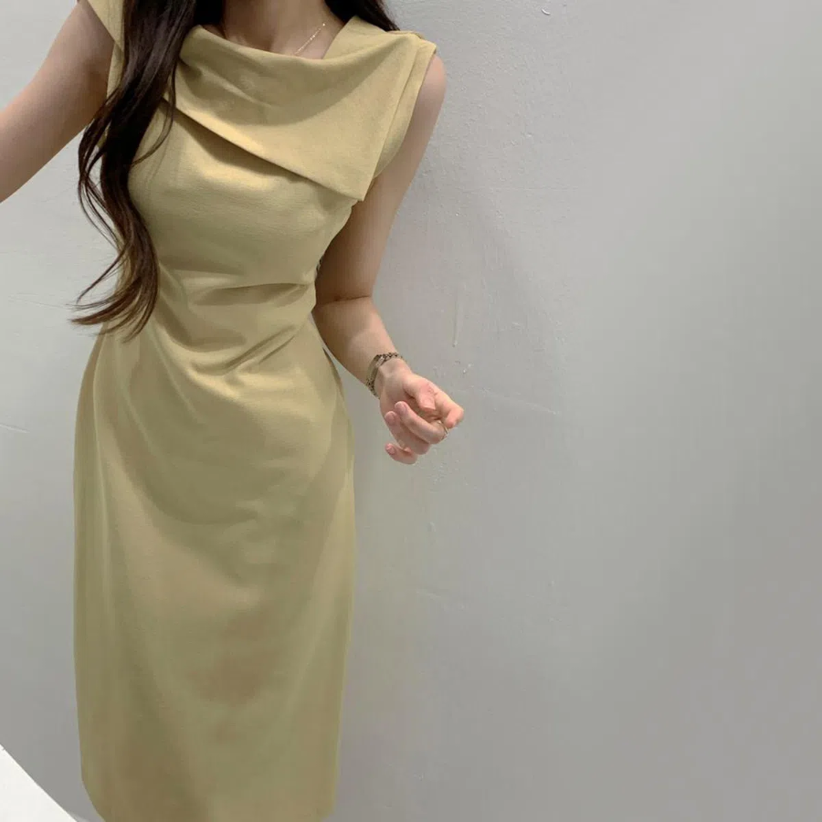 Льняное миди-платье с воротником и приталенным силуэтом