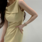 Льняное миди-платье с воротником и приталенным силуэтом