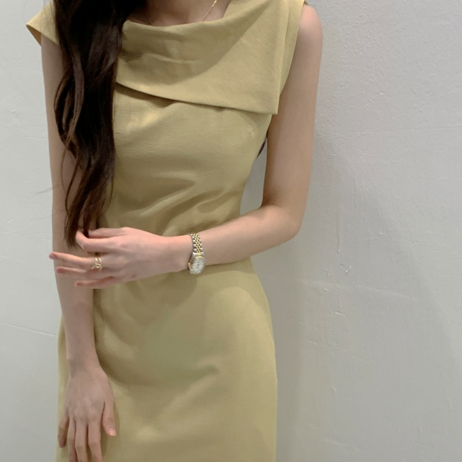 Льняное миди-платье с воротником и приталенным силуэтом