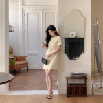 Твидовое мини-платье A-силуэта с круглым вырезом и пуговицами