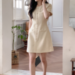 Твидовое мини-платье A-силуэта с круглым вырезом и пуговицами