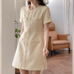 Твидовое мини-платье A-силуэта с круглым вырезом и пуговицами