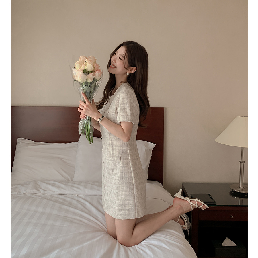 Твидовое мини-платье A-силуэта с круглым вырезом и пуговицами