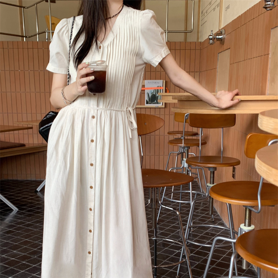 Макси-платье с V-образным вырезом, плиссировкой и поясом на талии