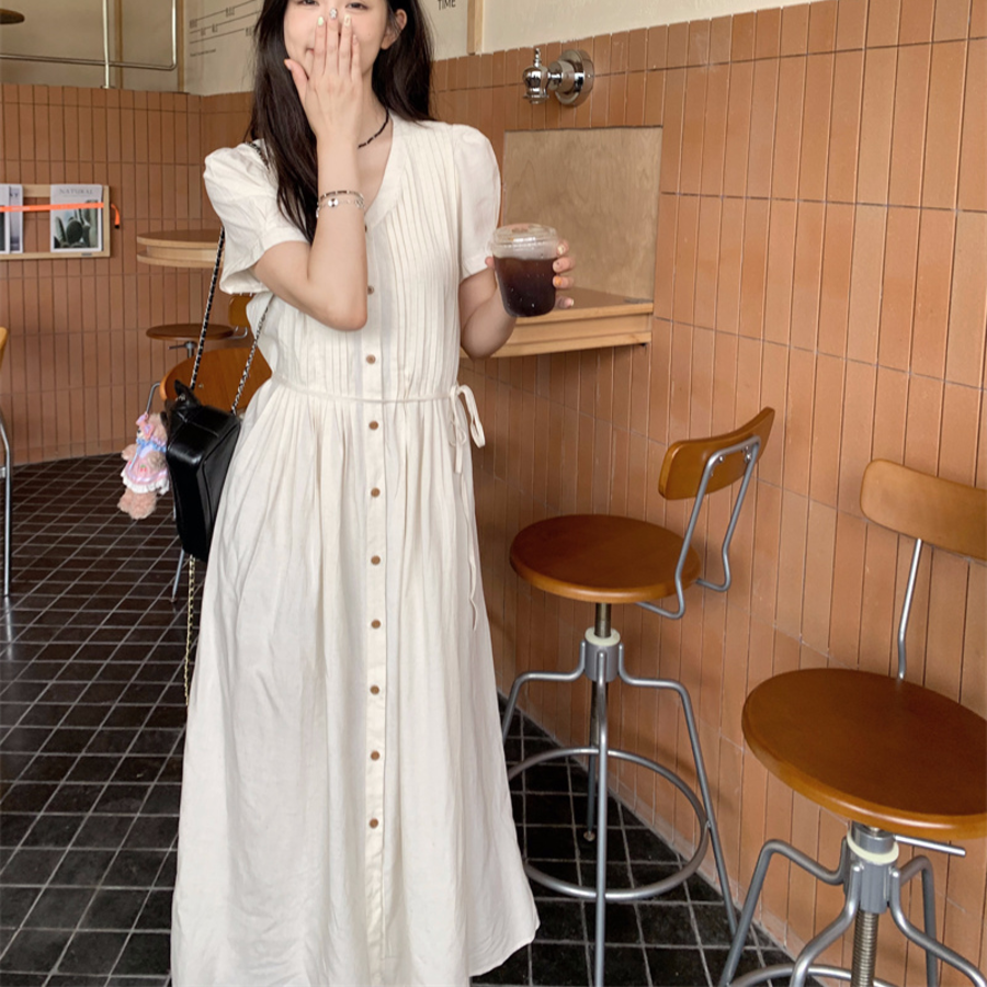 Макси-платье с V-образным вырезом, плиссировкой и поясом на талии