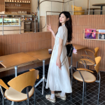 Макси-платье с V-образным вырезом, плиссировкой и поясом на талии